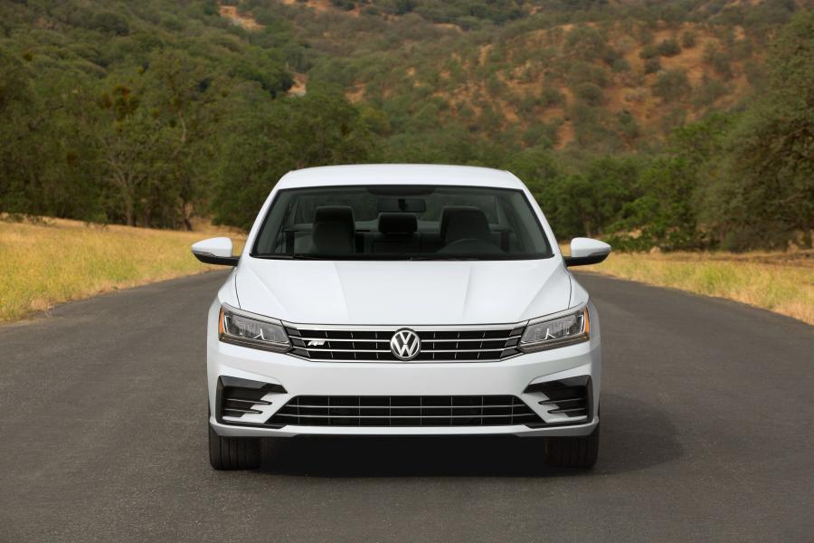  Volkswagen Passat TSI R-Line 2016 года  (фото 11 из 15)